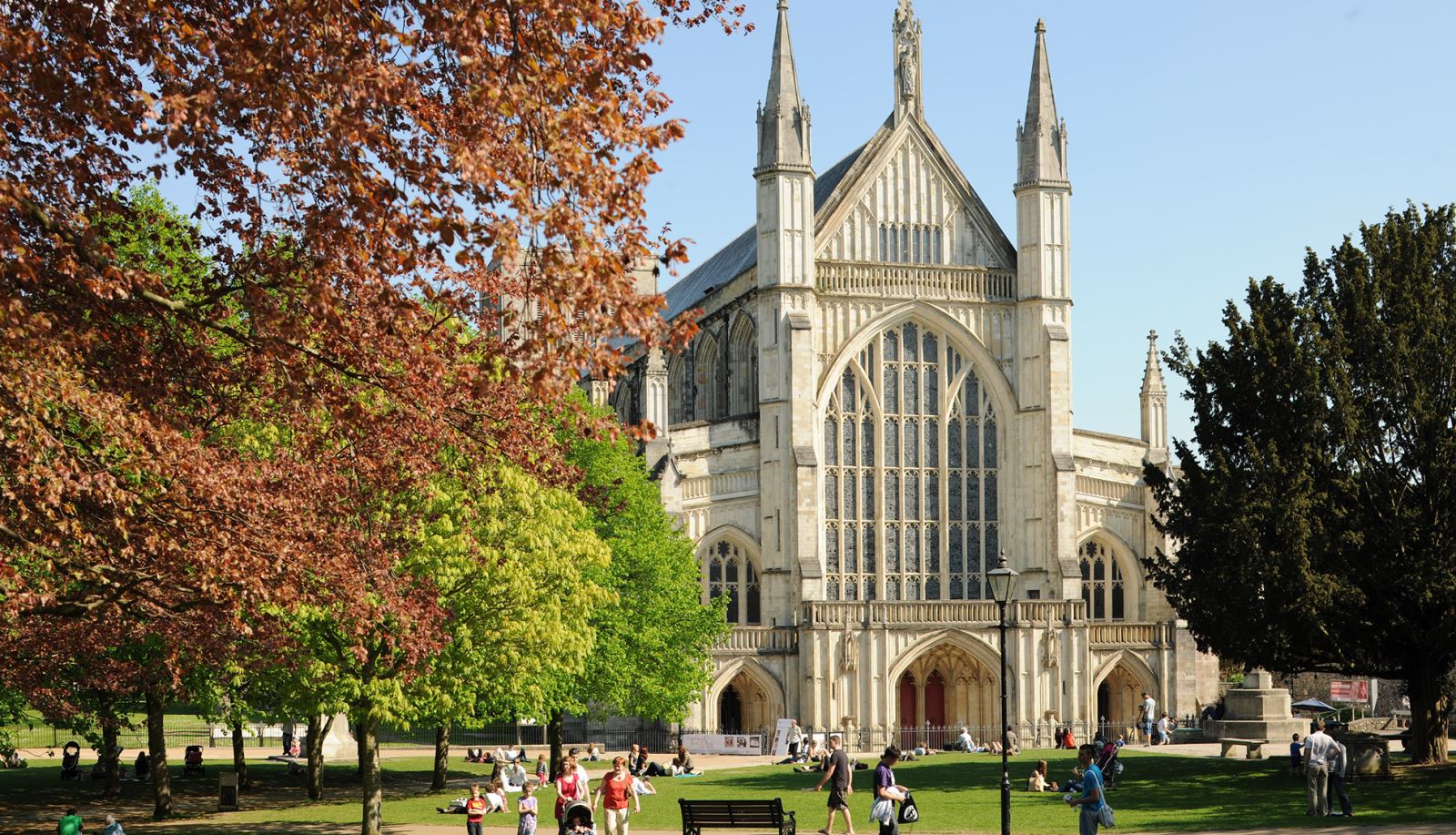 5 Affordable Date Ideas for Student Couples in Winchester